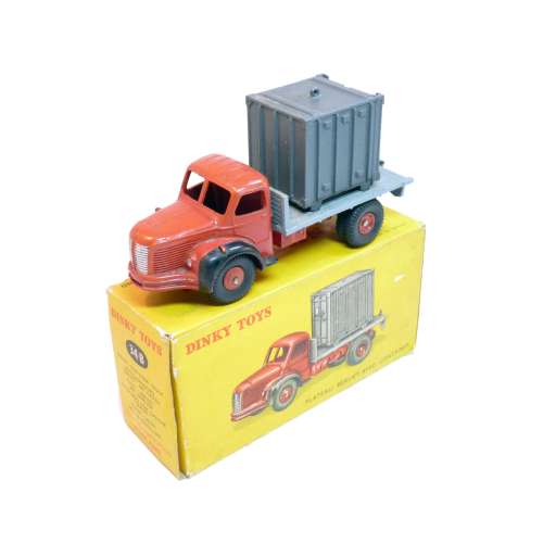 Le pin's épinglette du Club Dinky Toys en métal par Atlas Collections Le pin's épinglette du Club Dinky Toys en métal par Atlas Collections